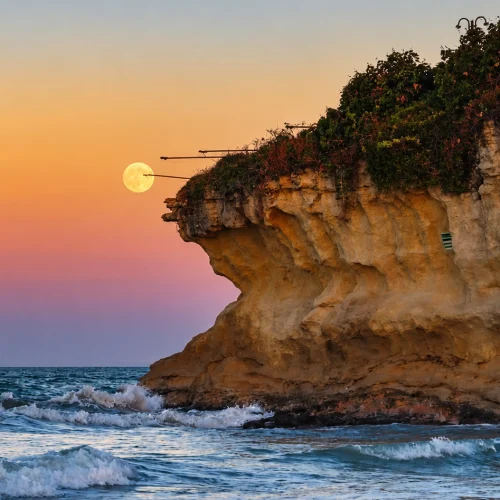 Lua Cheia sobre Falésias ao Entardecer